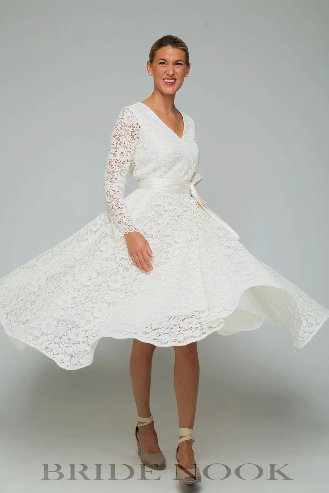 Vintage Lace Long Sleeves Modest Wedding Dress